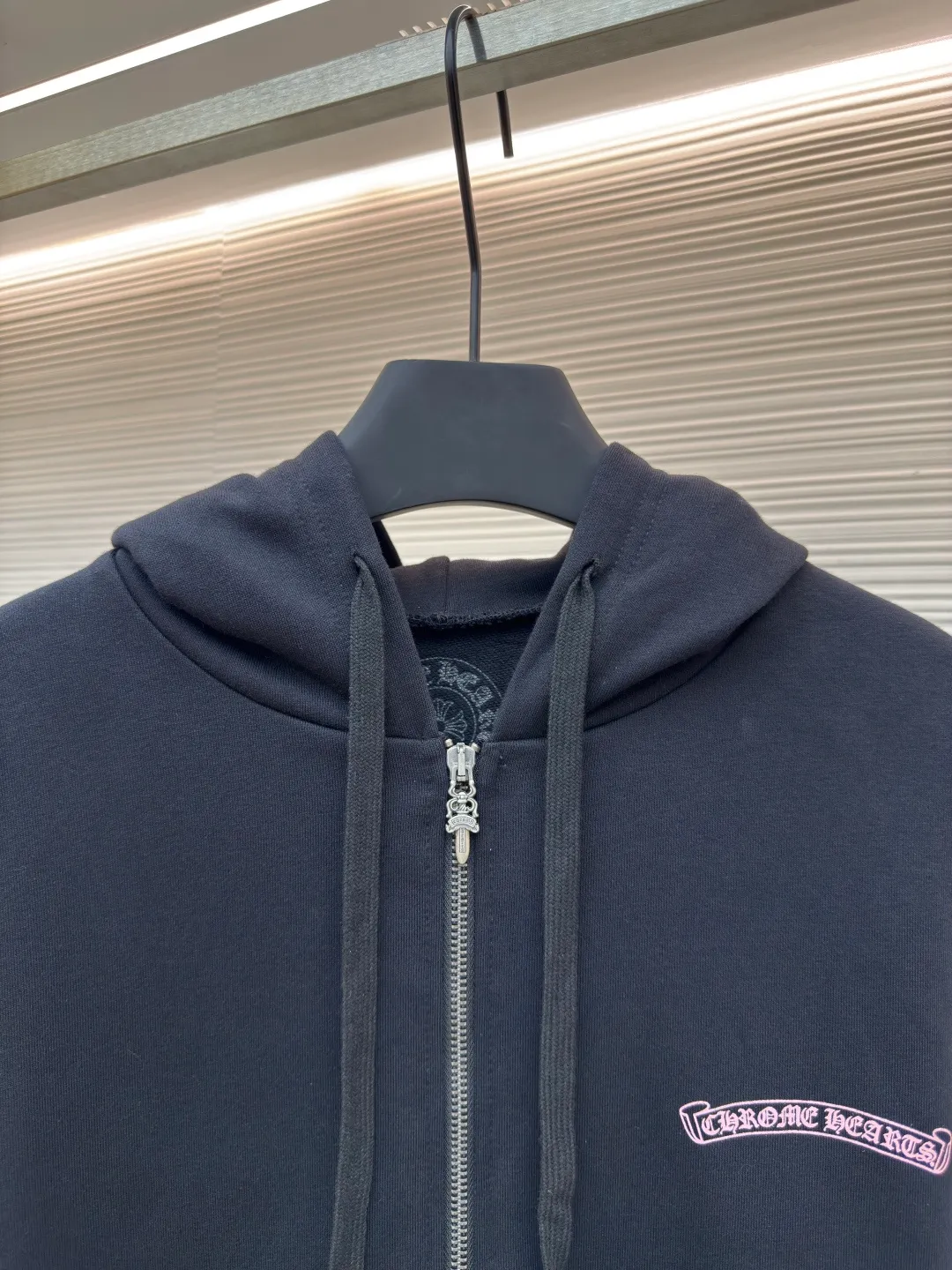 Chrome Hearts Deadly Doll co-branded zipper hoodie ●Authentic product: 12,000 purchased and developed ●Item number: 1680453-A75 ●Fabric: thin velvet coarse fish scale fabric ●Technology: brushed and washed ●Version: loose version ●Weight: about 750 grams ●Size: S-M-L ●Description: The fabric is made of 420 grams of thin velvet coarse fish scale fabric, and the printing is based on the original version and is printed with hand glue. The finished product is brushed, washed and shaped. It feels very good to the touch and has real antique silver chain heads. The overall wiring is straight and delicate, the fabric is comfortable and soft, and the color is consistent without color difference. It can be matched with the same style to create a fashionable look and control various occasions. Customized accessories, complete with three standards, same style for men and women!